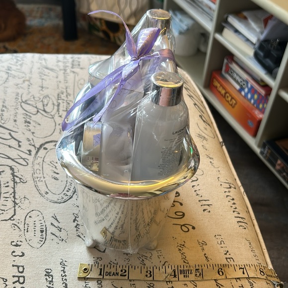 Body & Earth Lavender Bath Gift Set in a Cute Bathtub 🛀 NWT 🐰 Cruelty Free! - Picture 5 of 14